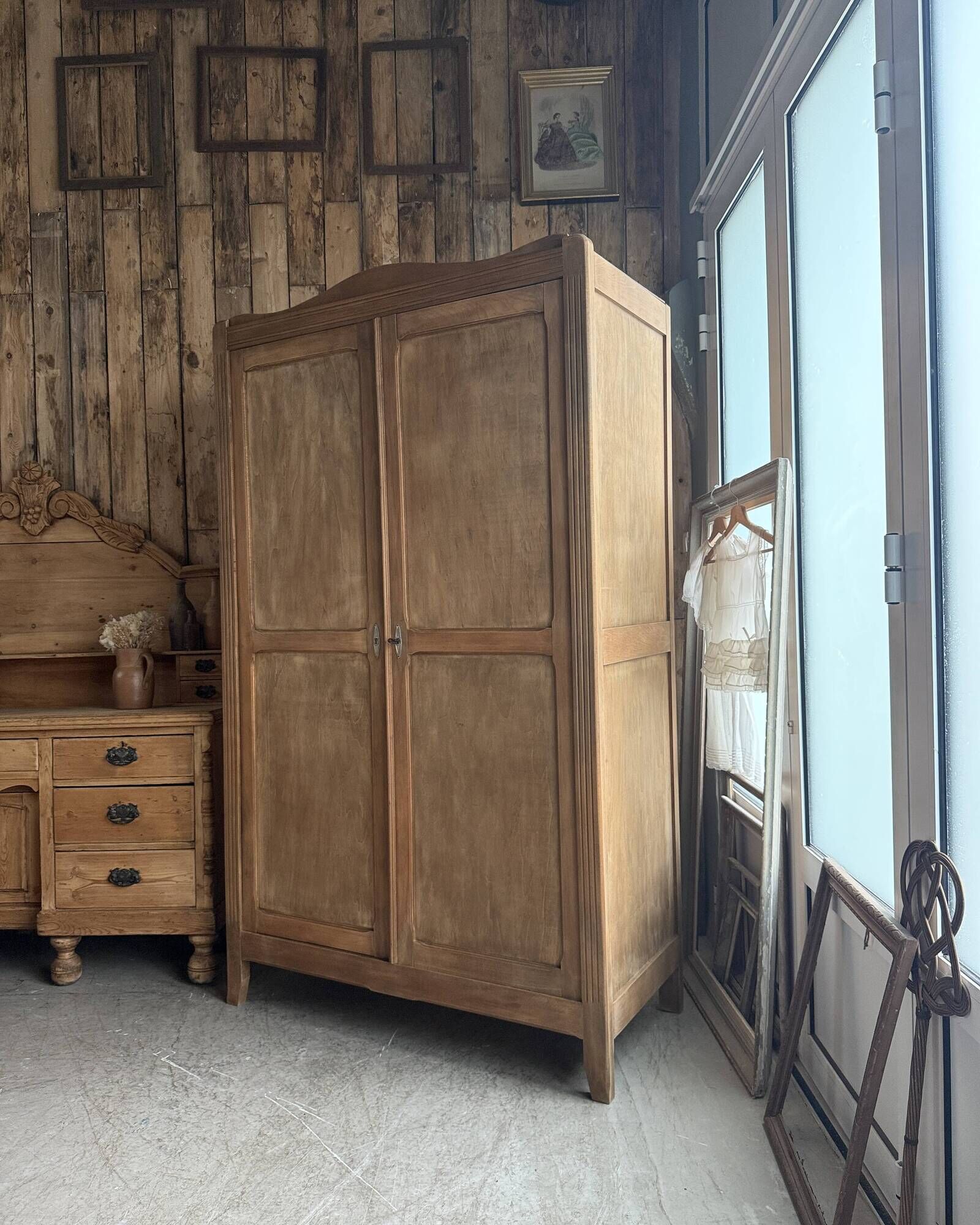 Parisian Art Deco wardrobe with hanging space (renovated)