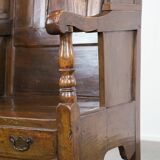 Chaise d'agnelage anglaise ancienne à capuchon du XVIIIe siècle, de forme particulière.