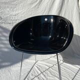 Chaise coque noir et piétement chromés