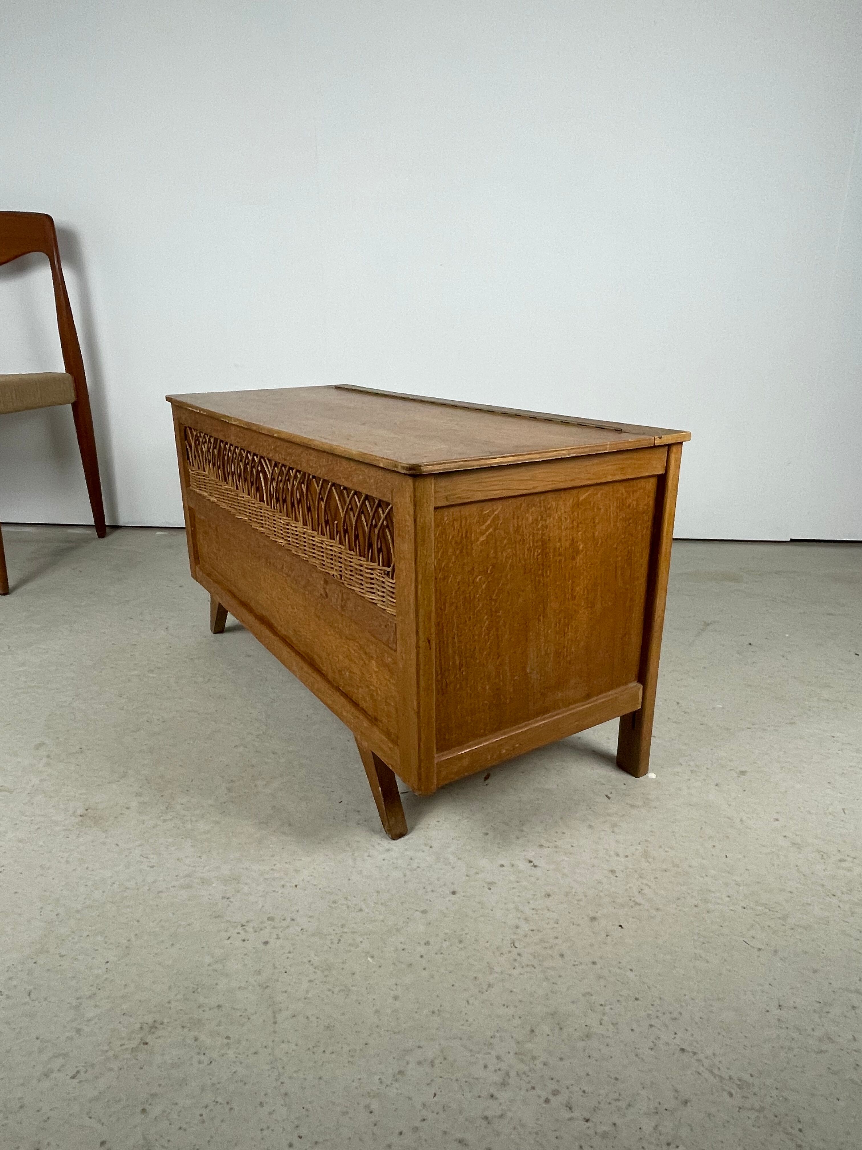 Coffre à jouet 1950 pieds compas et rotin