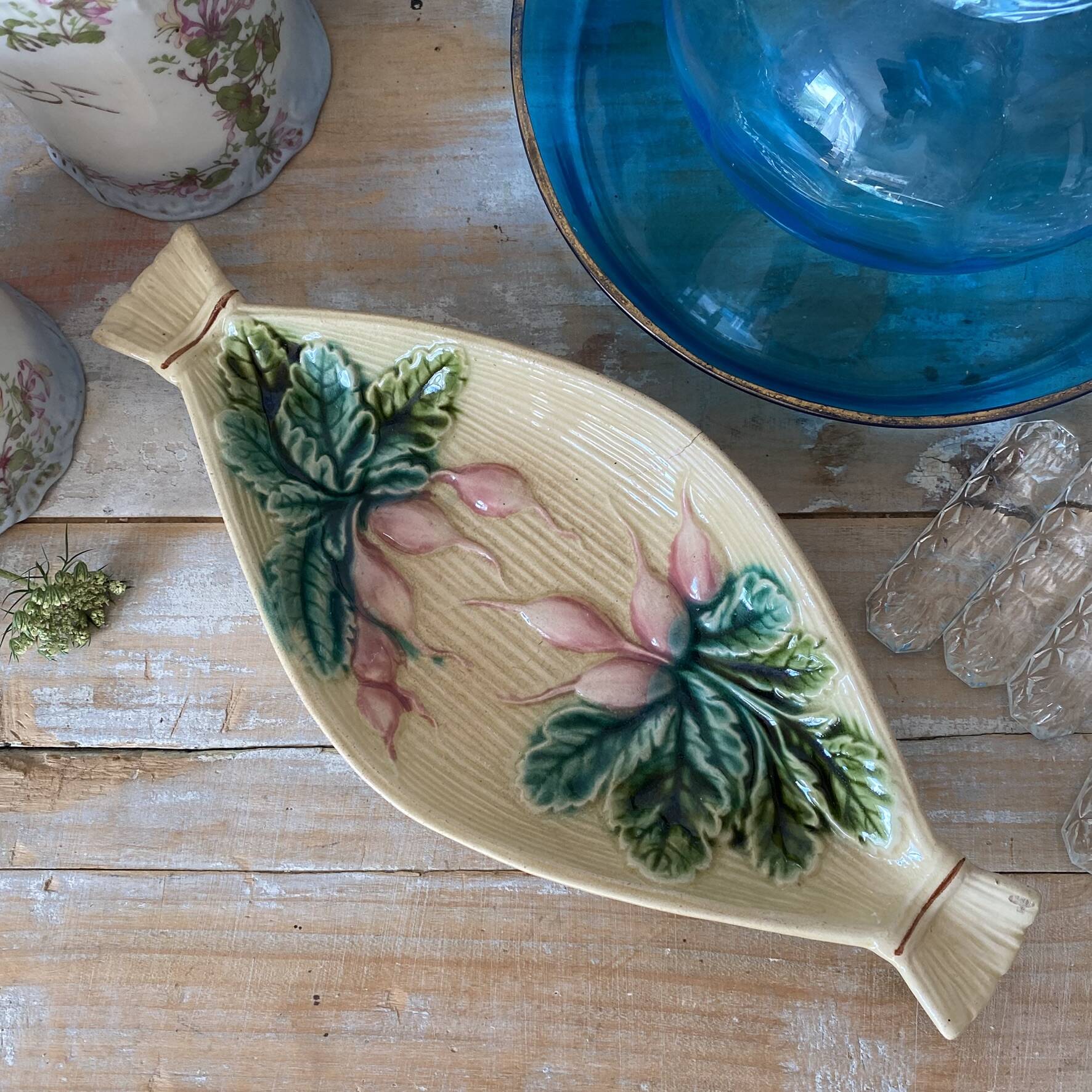 Ravier in slip clay salins, radish