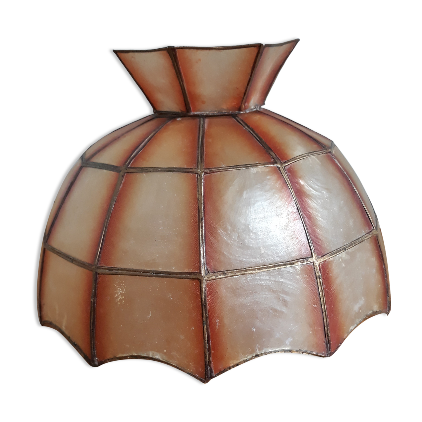 Mother-of-pearl lampshade for suspension