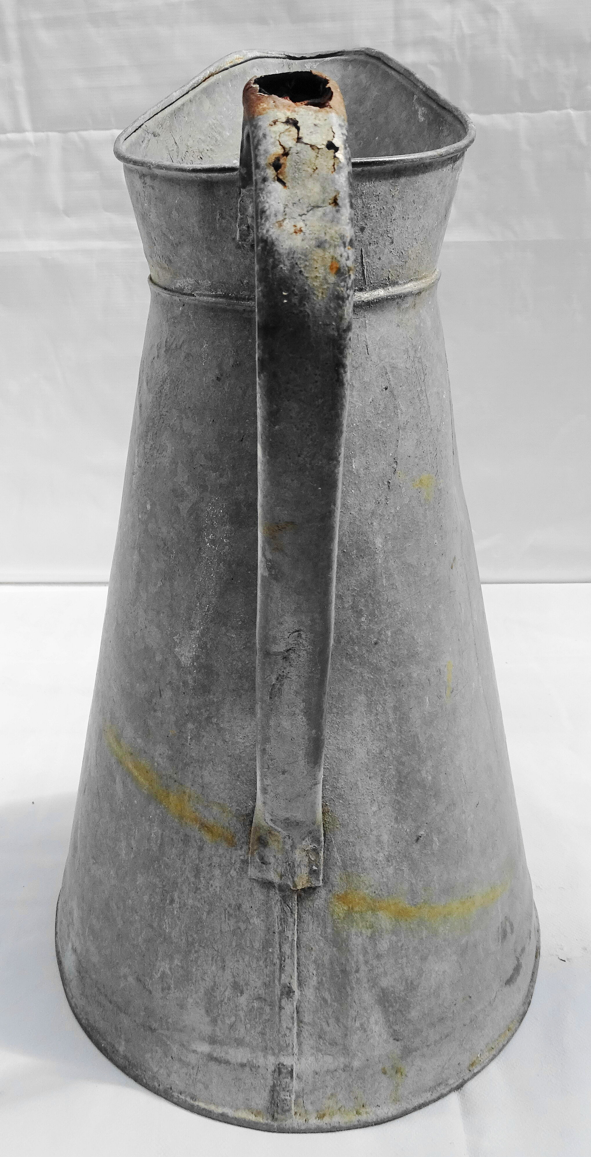 Old zinged metal broc