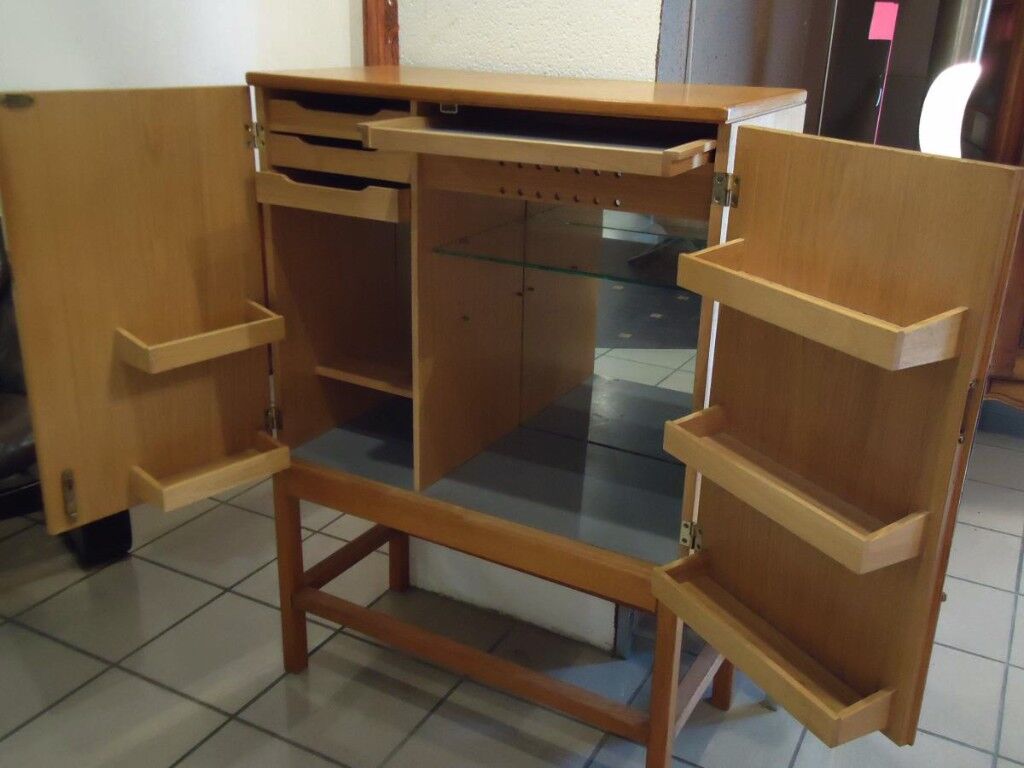 Bar cabinet opening with 2 doors from the 1950s.