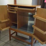 Meuble bar s'ouvrant à 2 portes années 50.