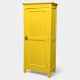 Armoire parisienne bonnetière ancienne jaune poudré.