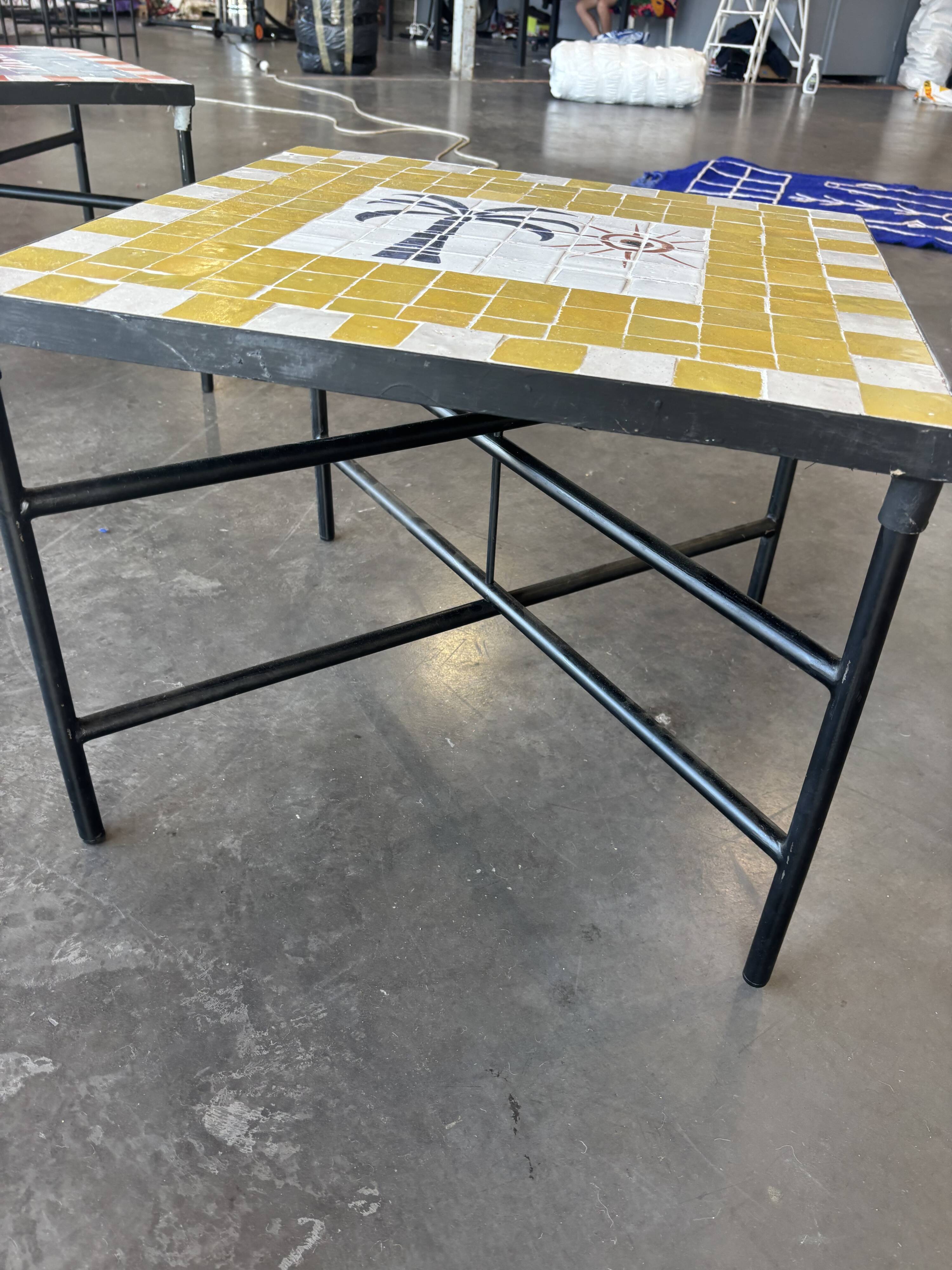 Table basse carrée en zellige jaune, décor palmier