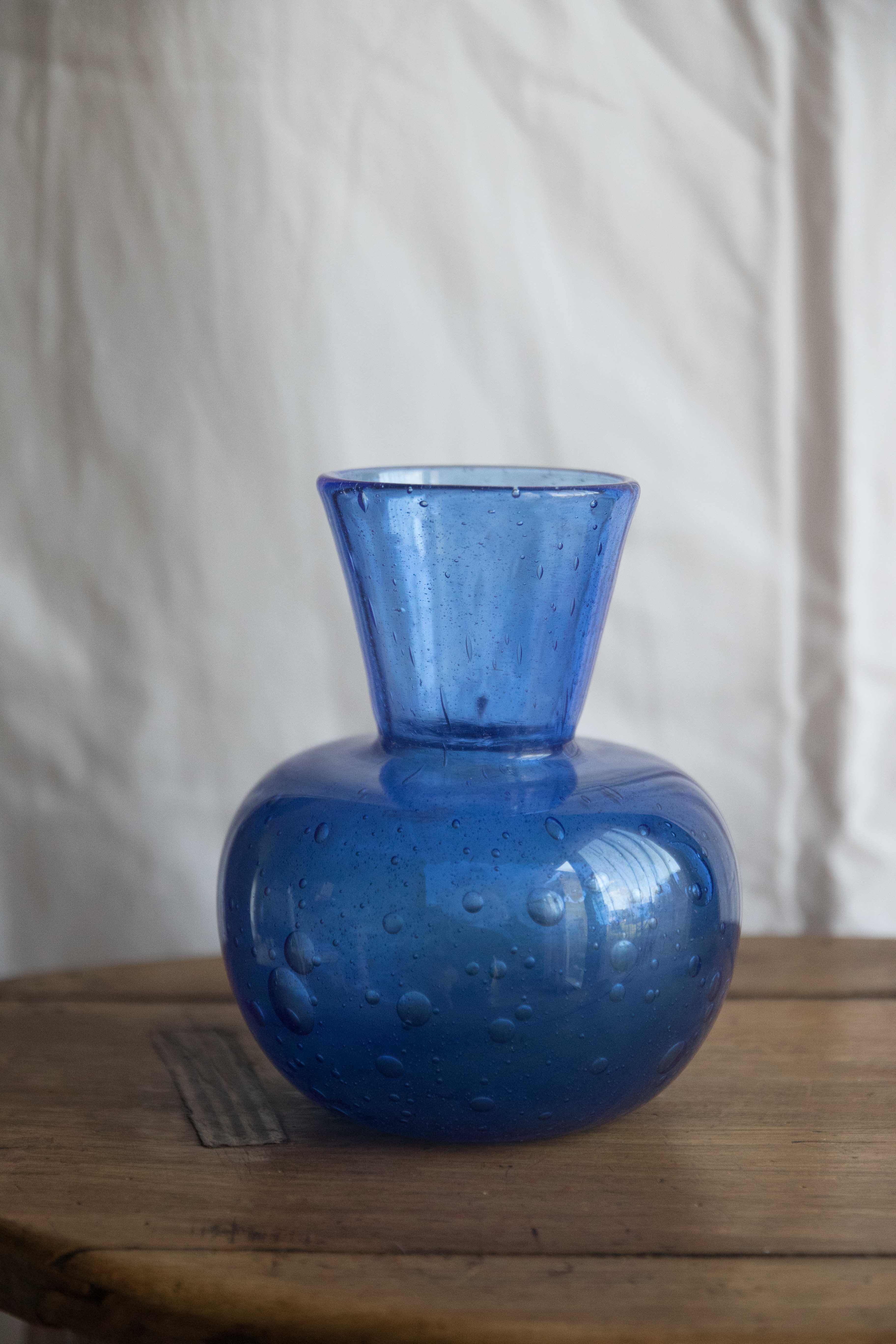 Vase bleu bullé en verre soufflé