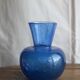 Vase bleu bullé en verre soufflé
