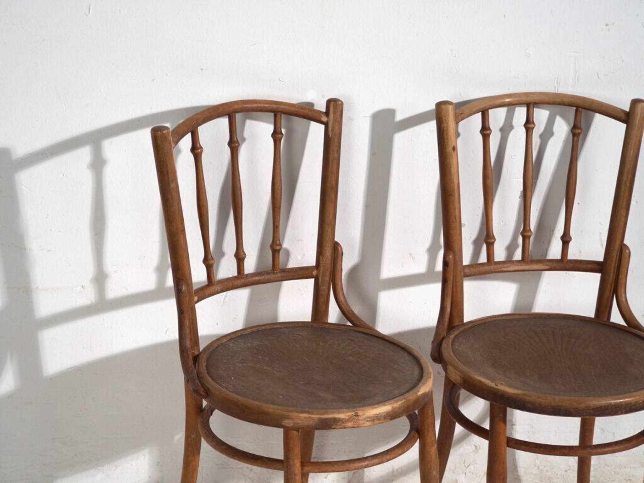 Pair of Thonet-style chairs in bent wood with turned spindles – Central Europe, circa 1920