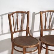 Pair of Thonet-style chairs in bent wood with turned spindles – Central Europe, circa 1920