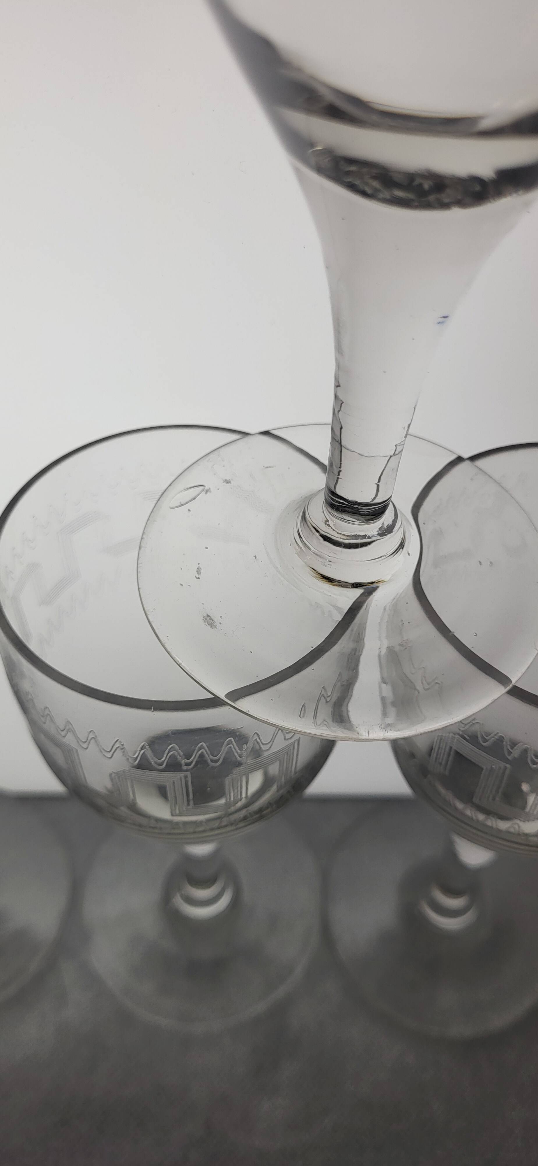 7 verres à vin décor à la grecque