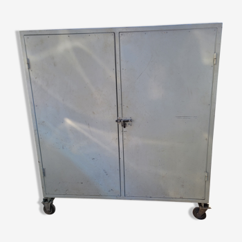 Metal cabinet