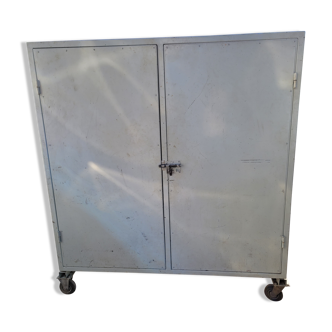 Metal cabinet