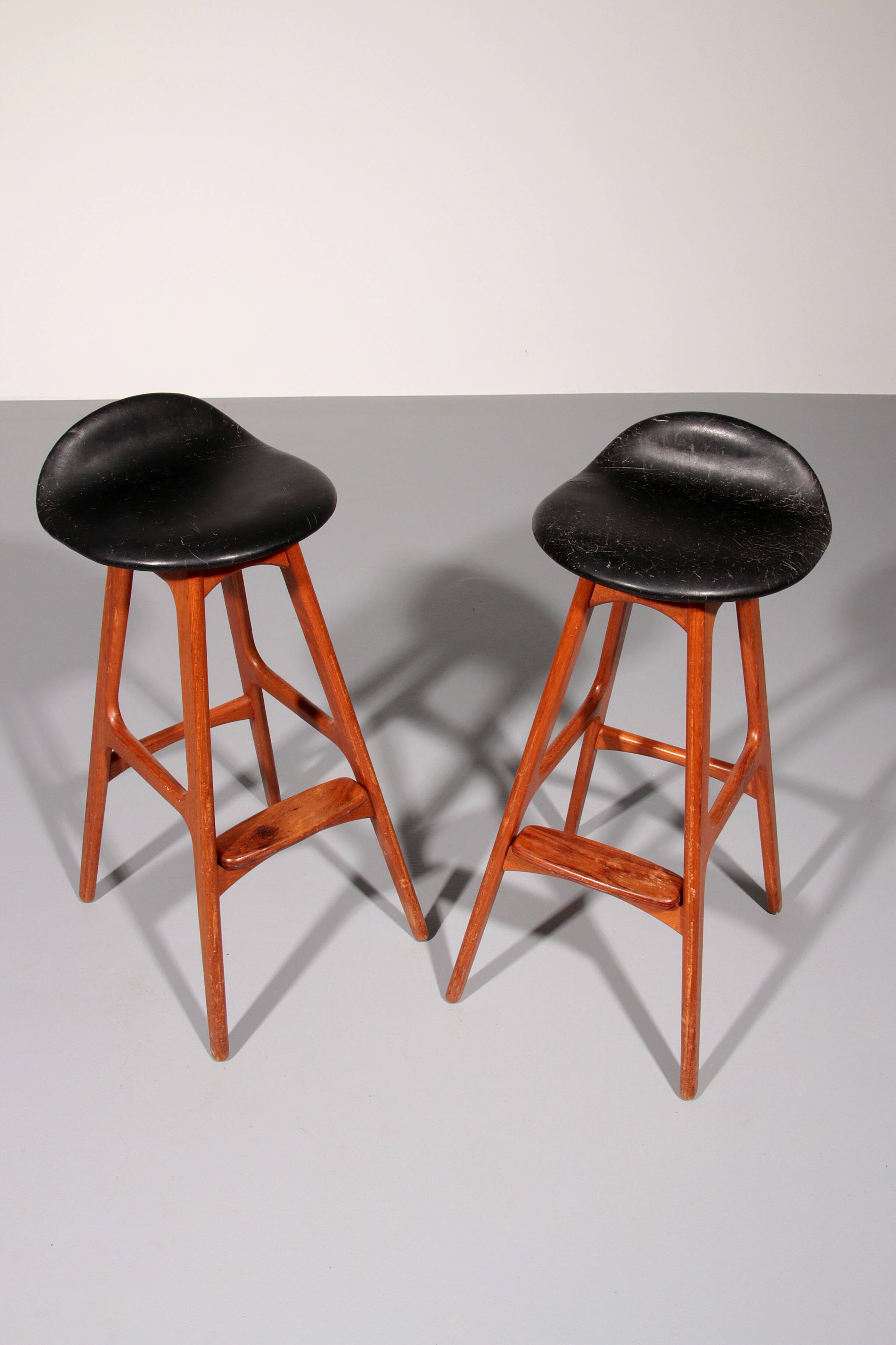 Design bar stool in wood and black leather by Erik Buch 1960