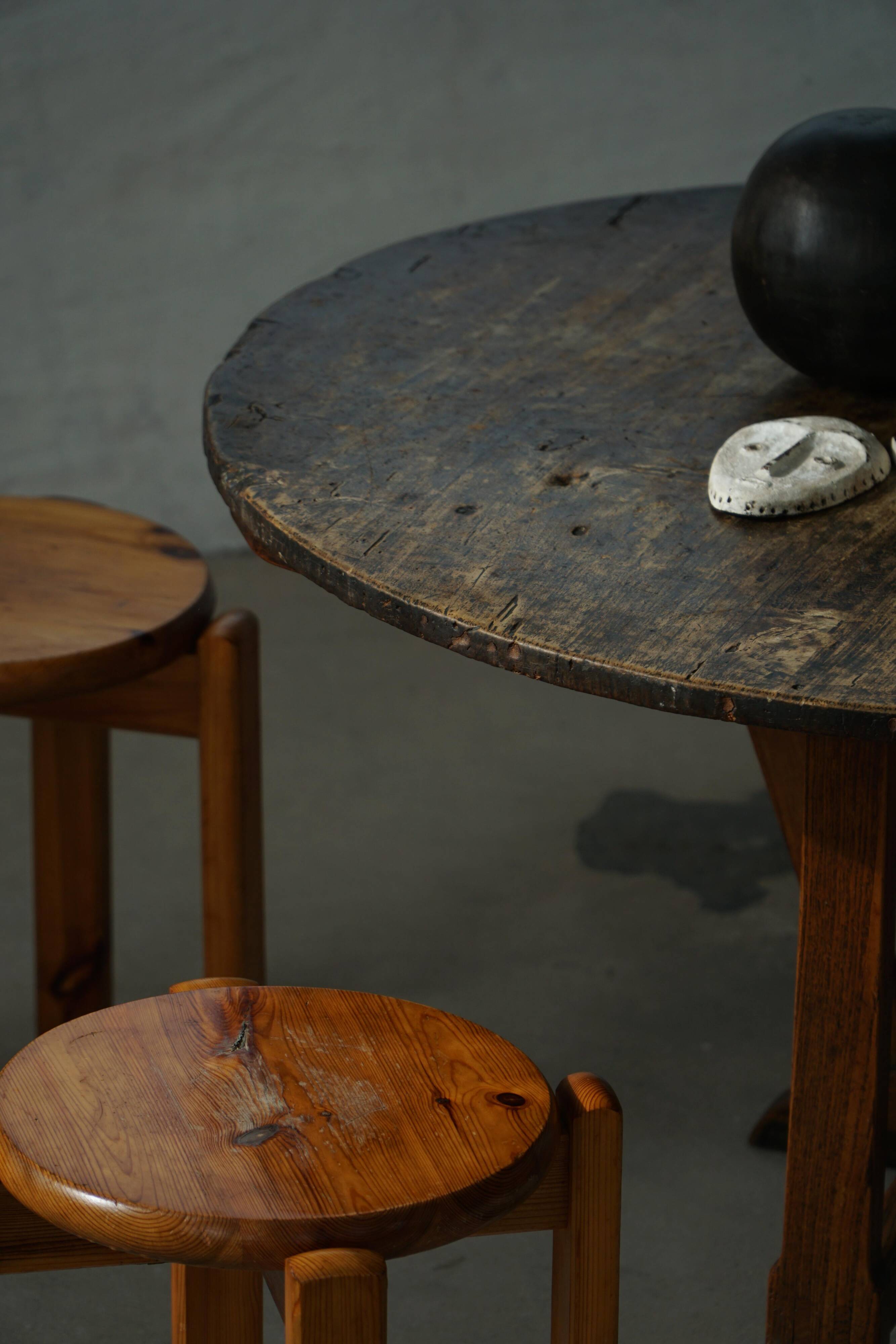 Round table with a tilting top from a 19th-century provincial French winemaker in oak.