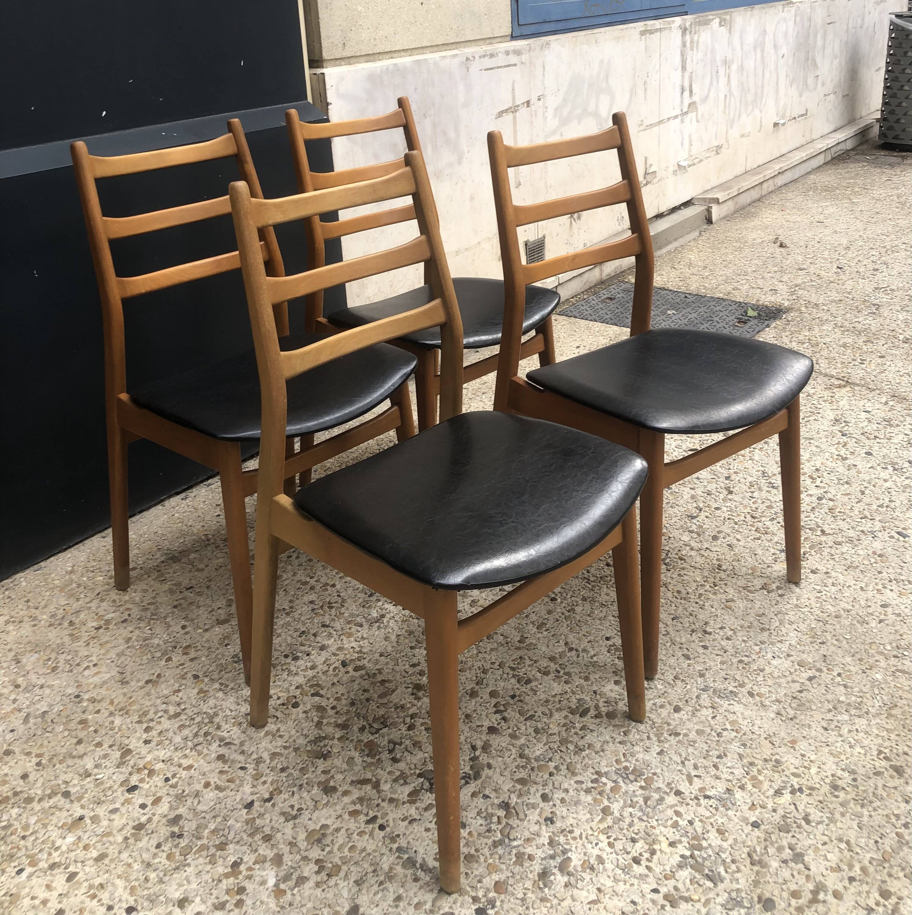 4 chaises années 60/70 bois et skaï noir