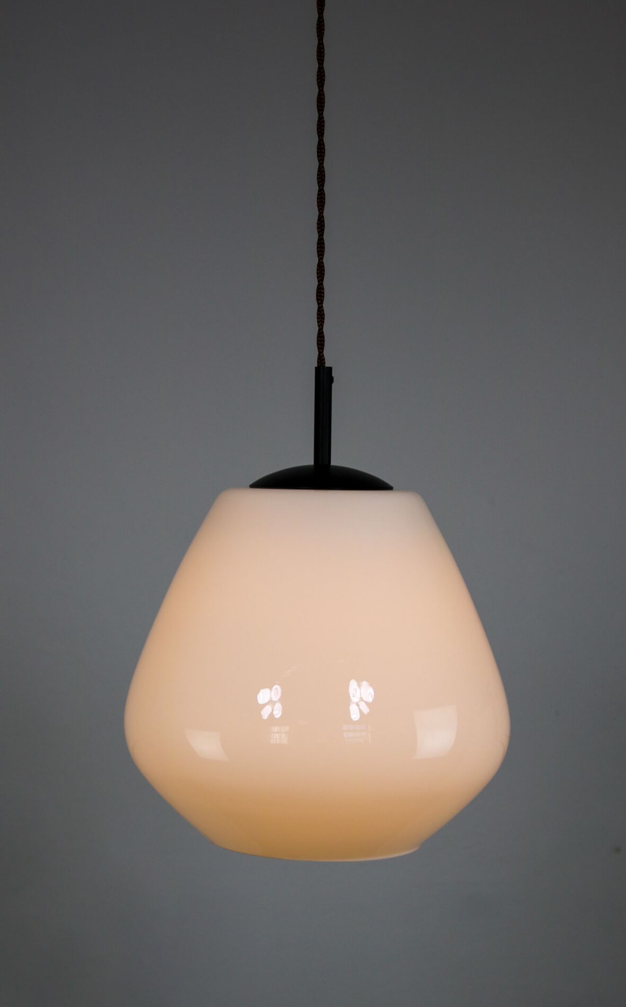Suspension danoise en verre opalin du milieu du siècle