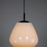 Suspension danoise en verre opalin du milieu du siècle