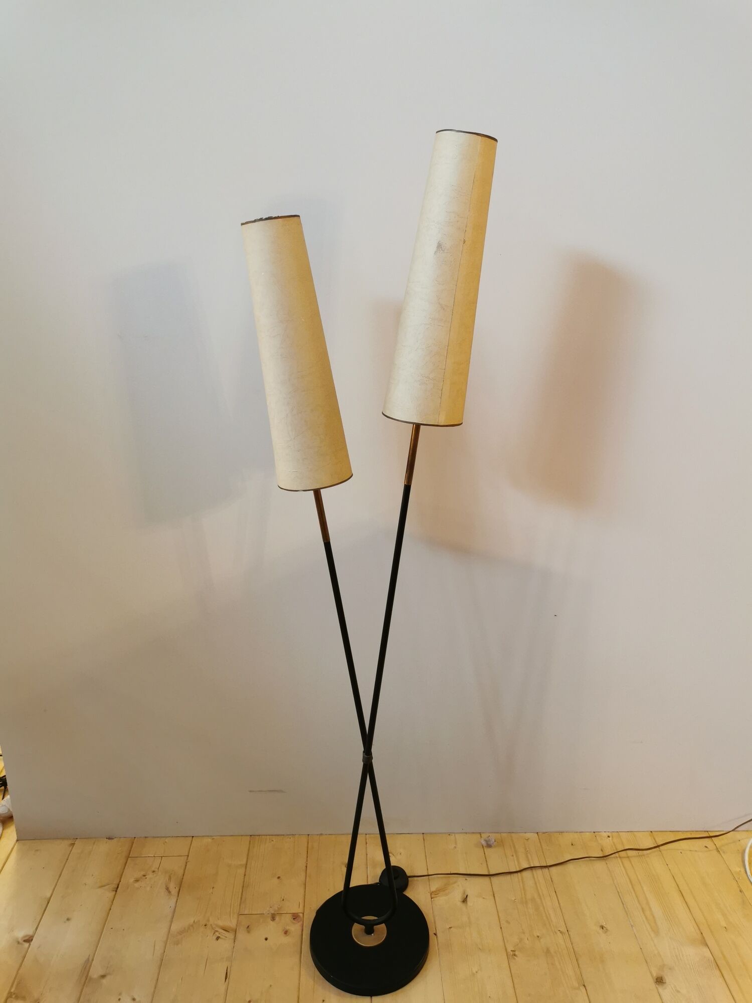 Floor lamp of the 50s with metal and brass foot