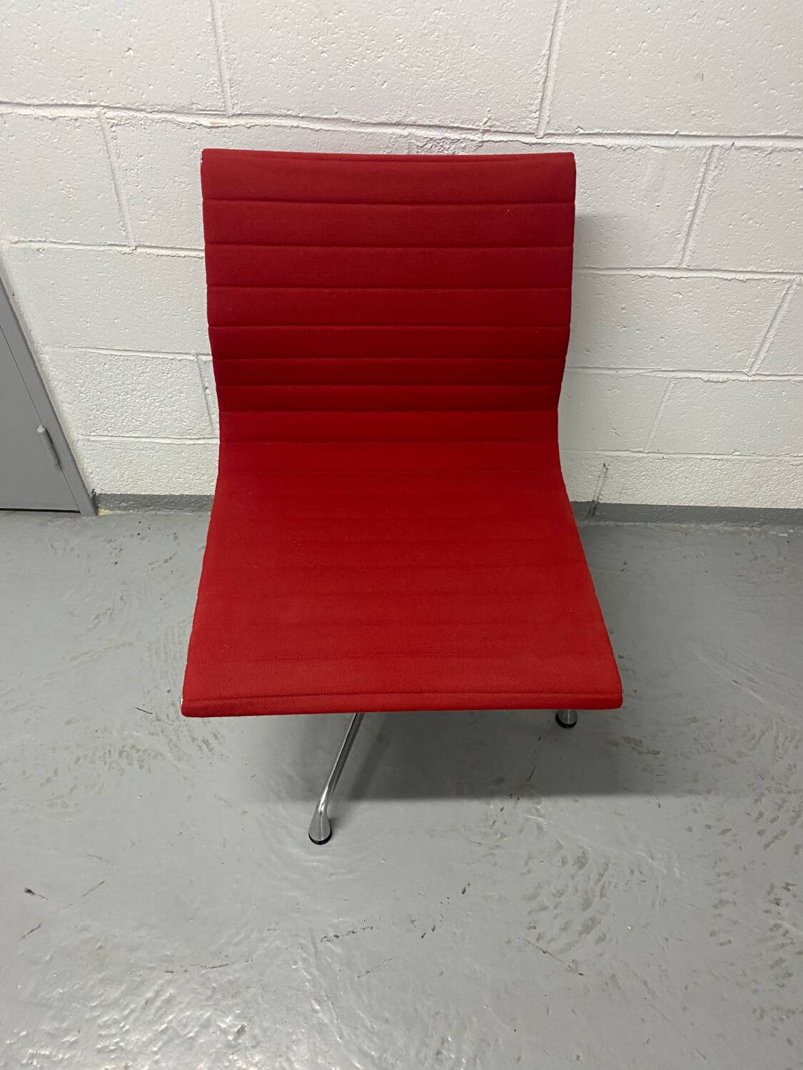 Eames aluminum office chair with swivel group Vitra