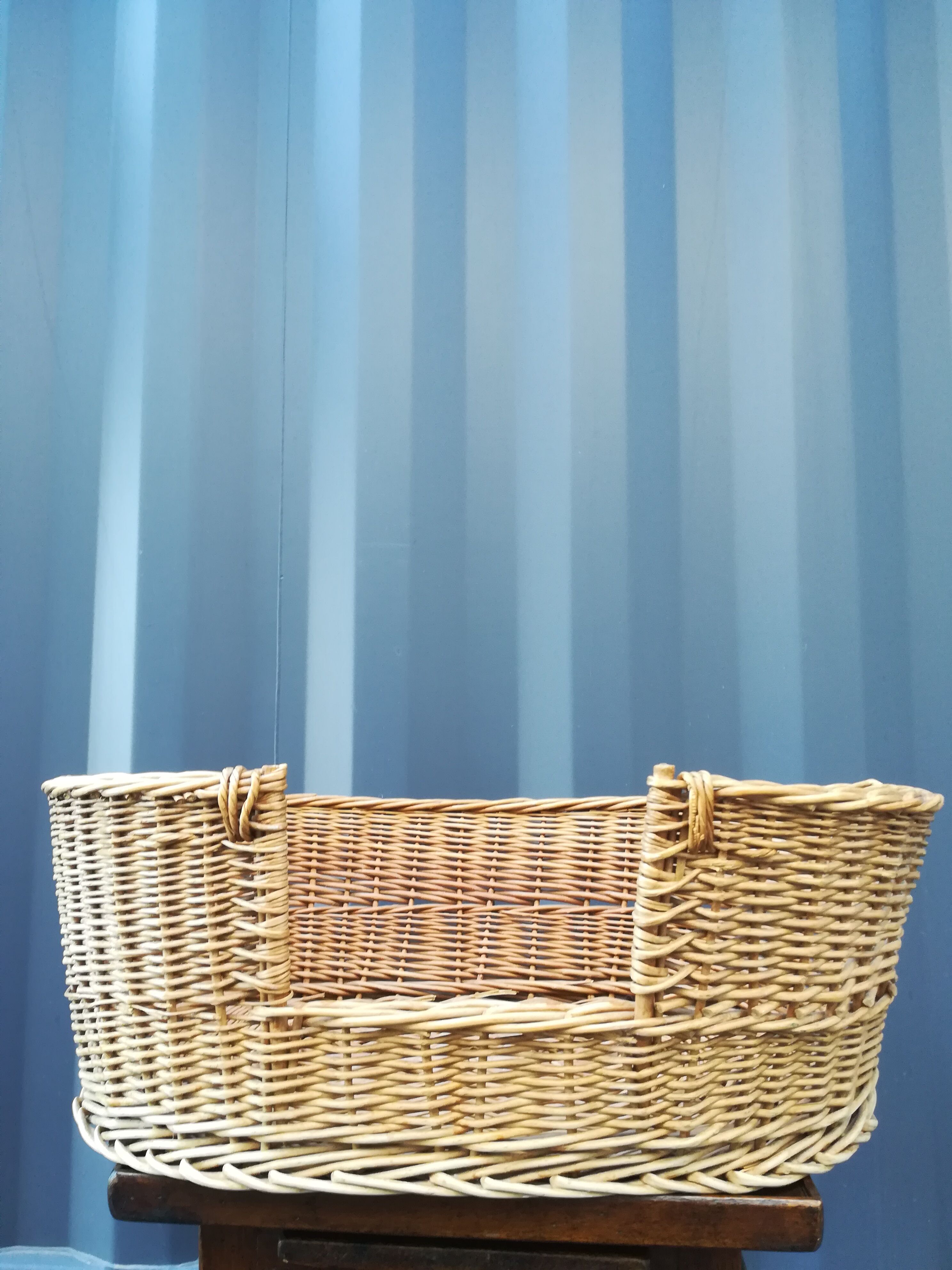 Wicker pet basket