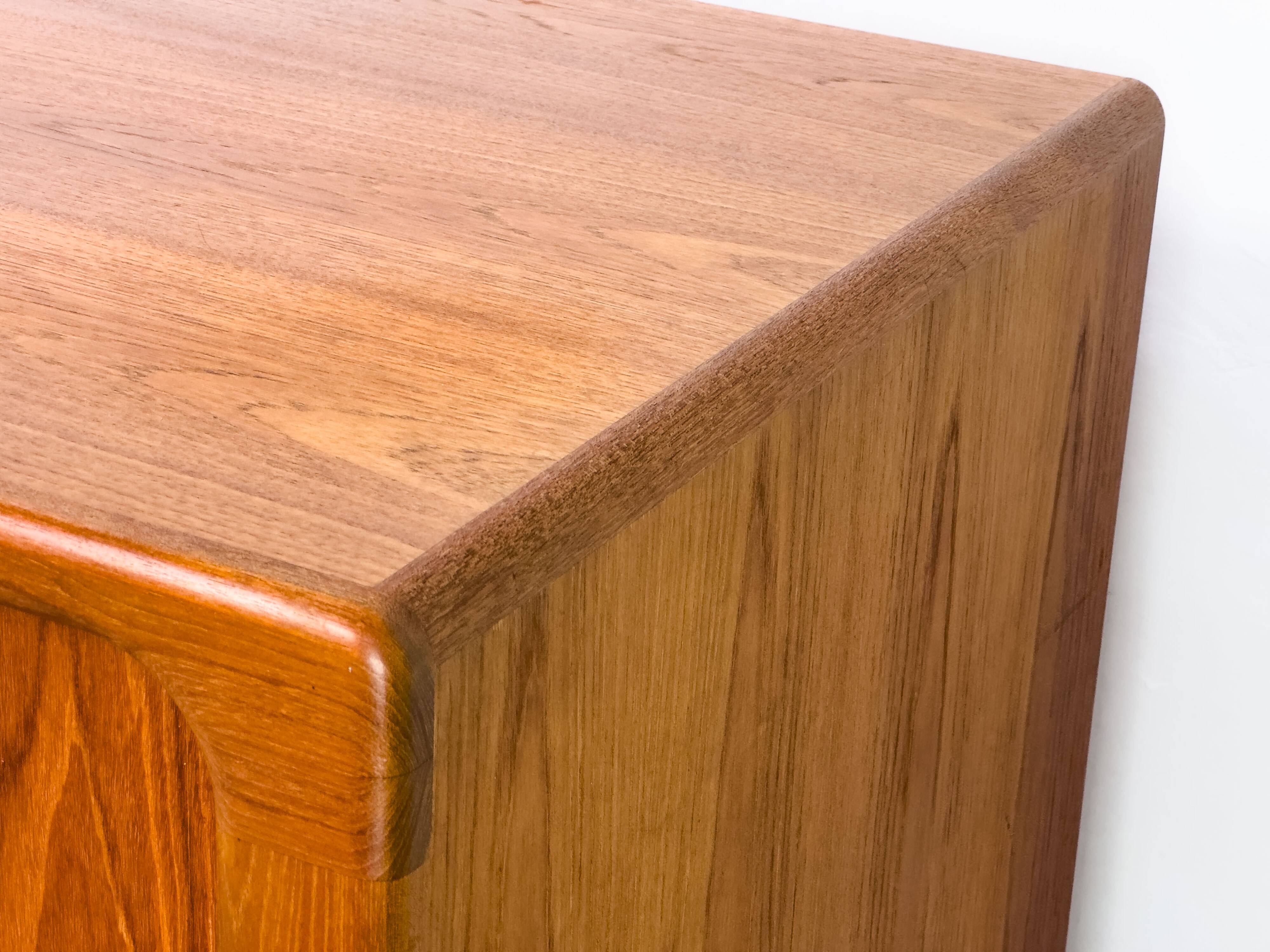 Buffet Hi-Fi danois en teck avec portes à tambour de Dyrlund, années 1970