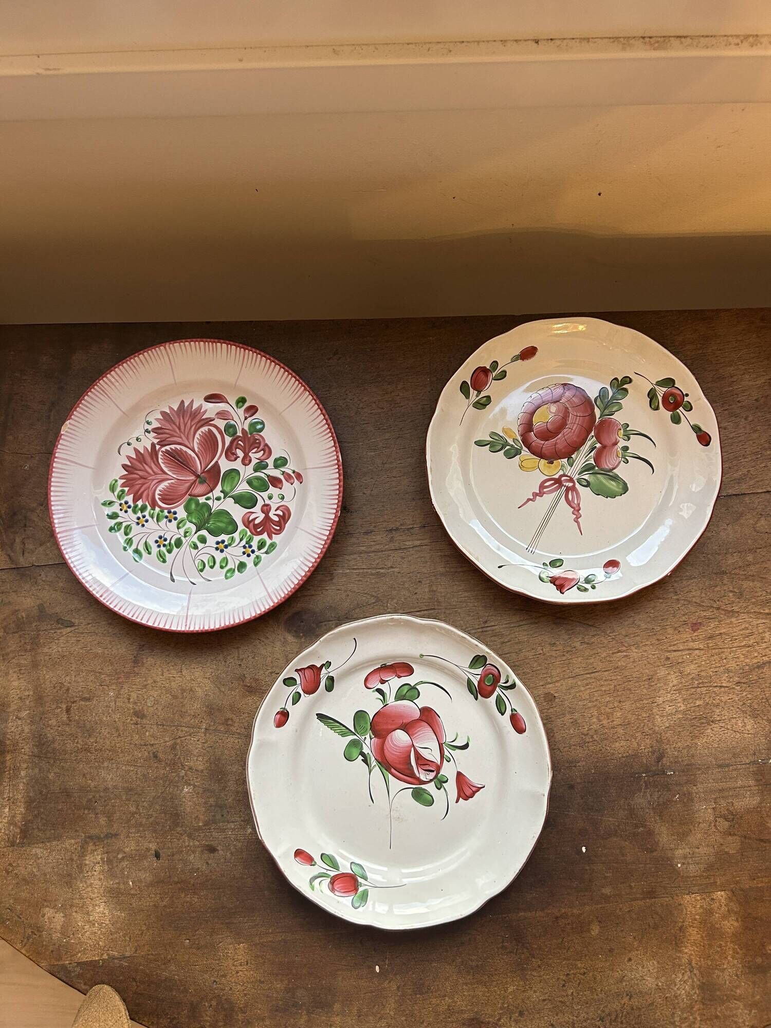 Set of 3 18th-century plates – Islettes earthenware – Hand-painted floral decoration
