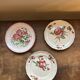 Set of 3 18th-century plates – Islettes earthenware – Hand-painted floral decoration