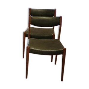 Paire de chaises bois et skaï kaki, années 70