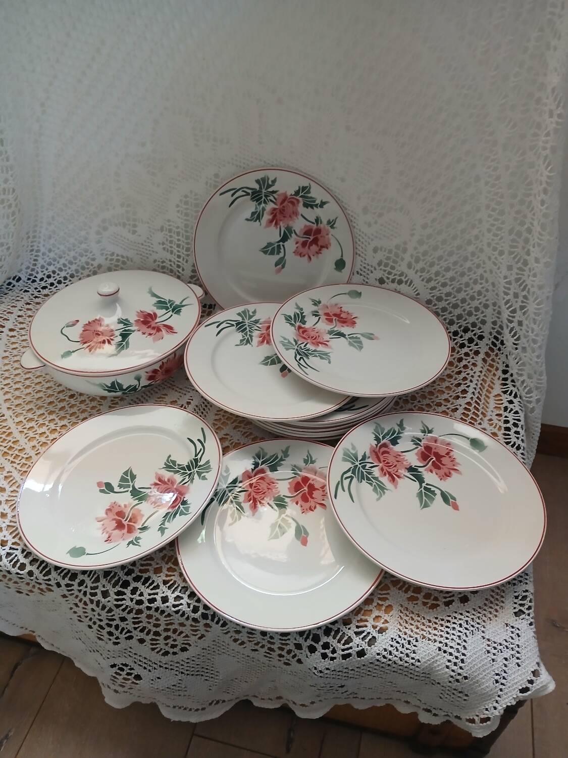 12 antique flat plates + HBCM soup tureen