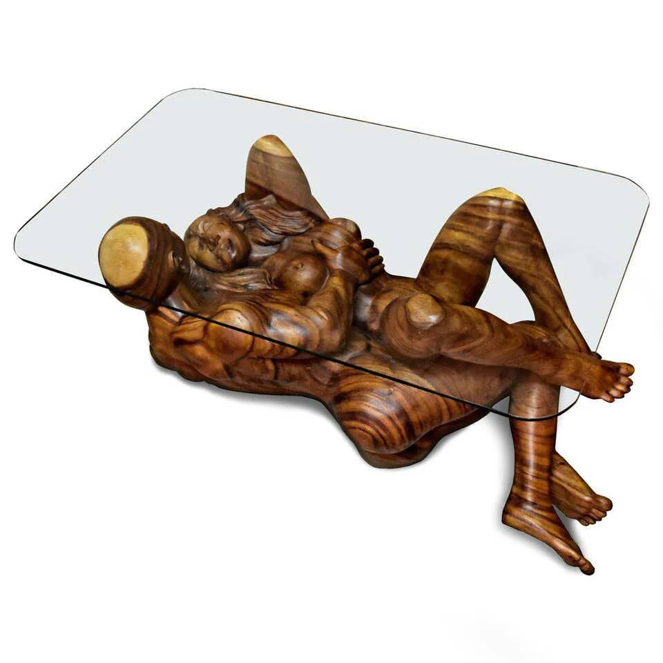 Table basse en bois exotique de monkey pod sculptée à la main représentant un couple enlacé.