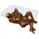Table basse en bois exotique de monkey pod sculptée à la main représentant un couple enlacé.
