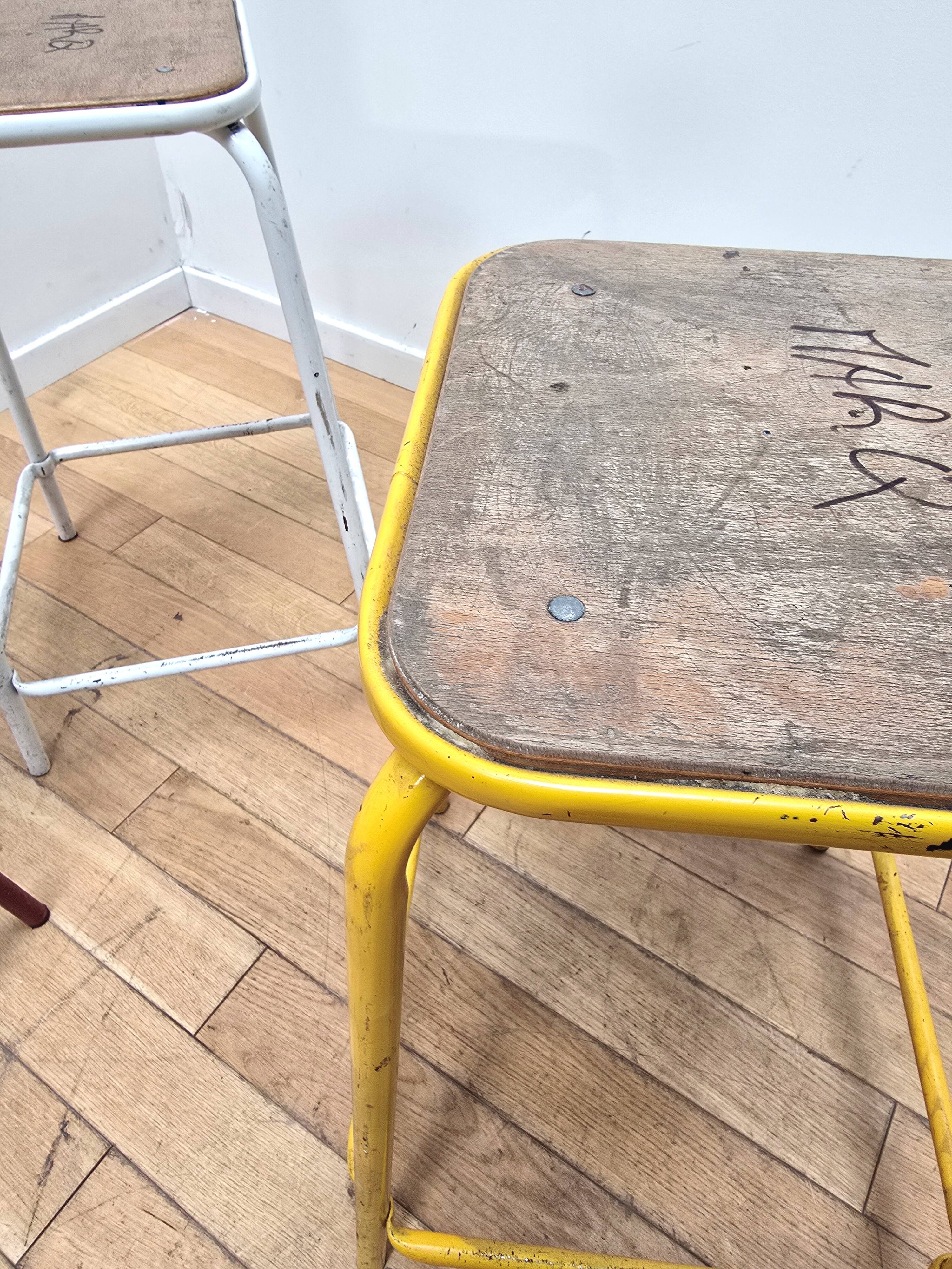 Suite de 3 tabourets industriels