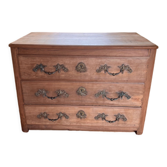 Antique chest of drawers in chain