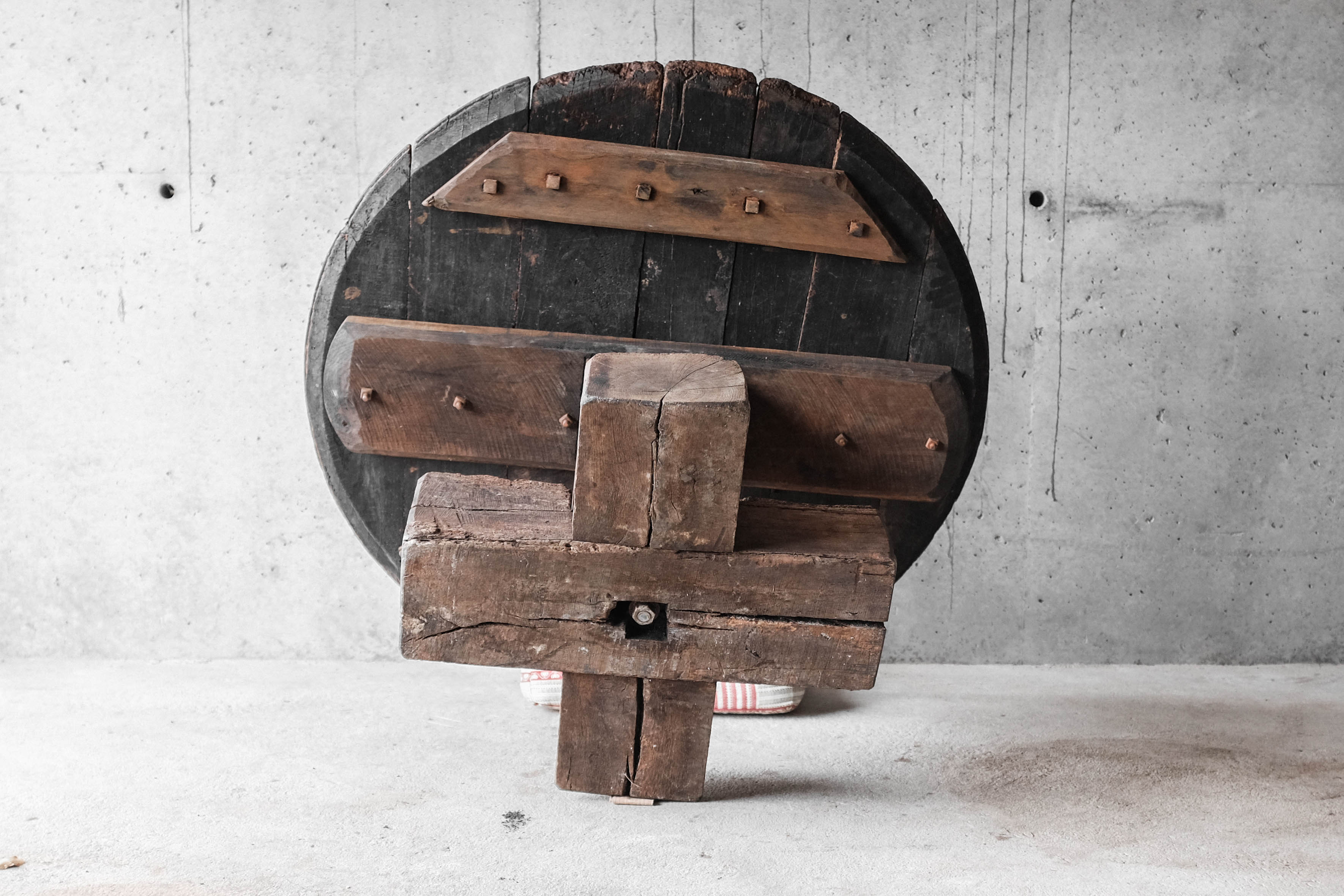 Round primitive dining table, solid wood