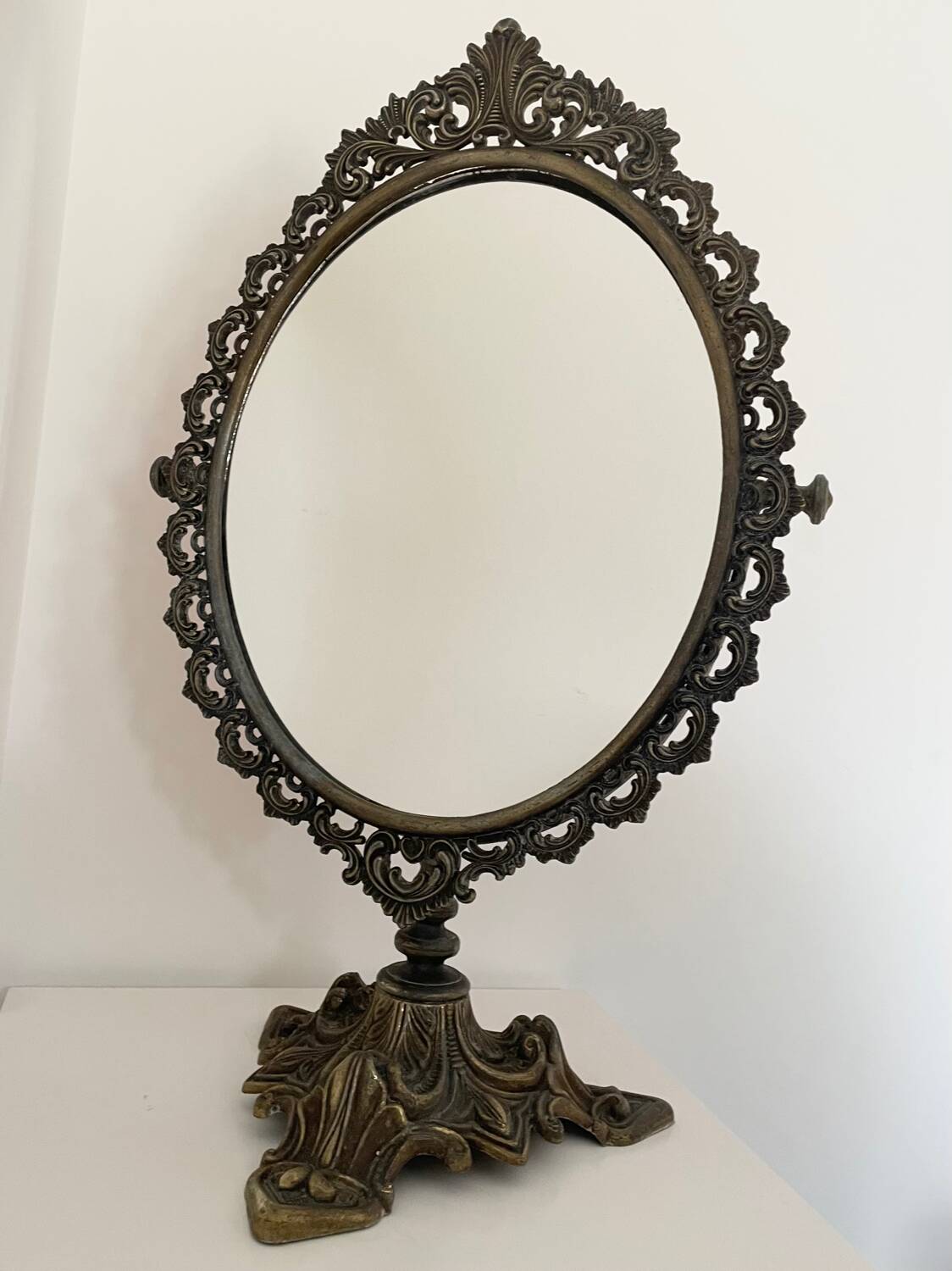 Miroir Ovale Vintage Pivotant Sur Pied En Bronze Patiné - Ancien - France
