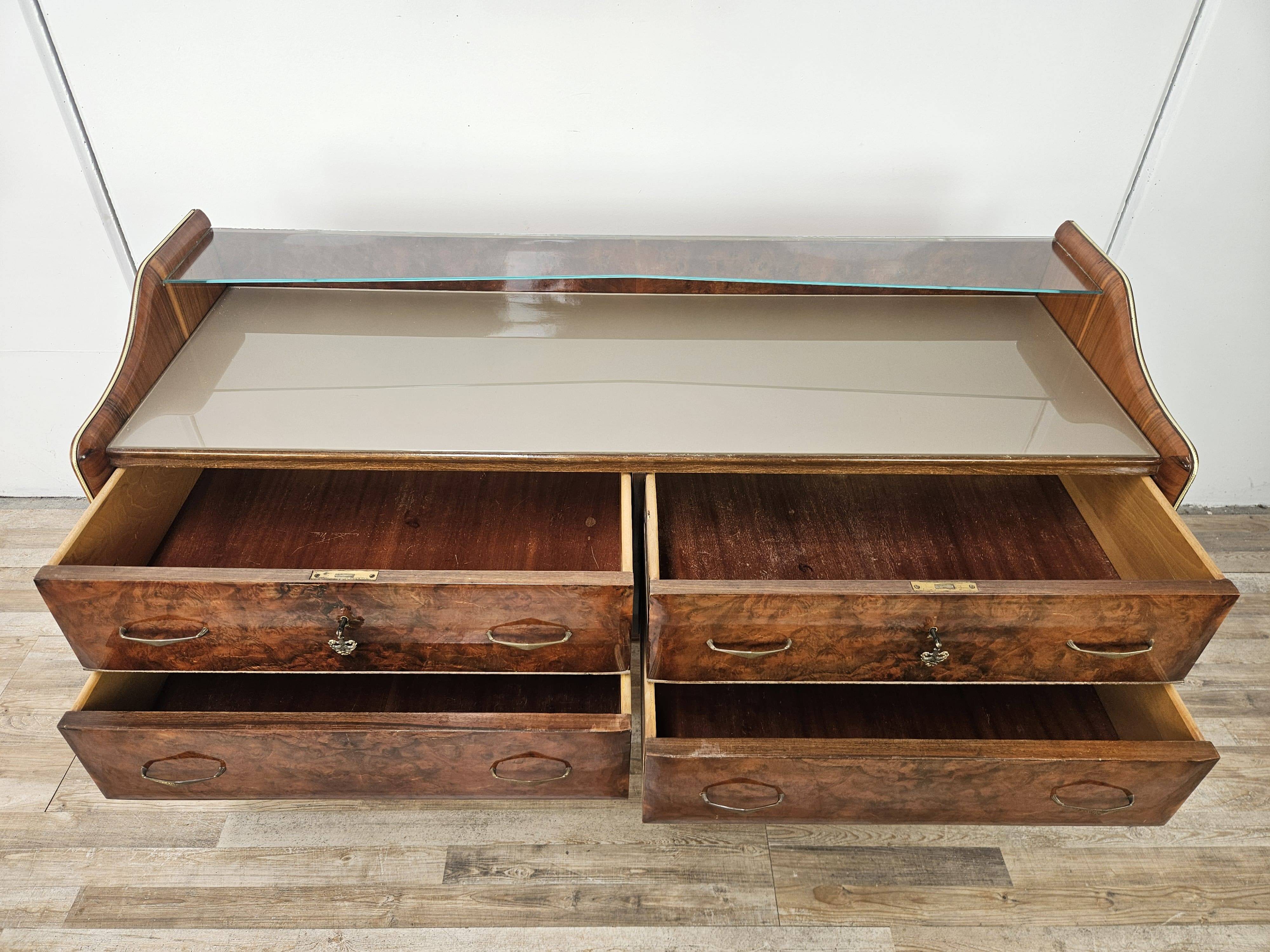 Commode en noyer avec dessus en verre double.
