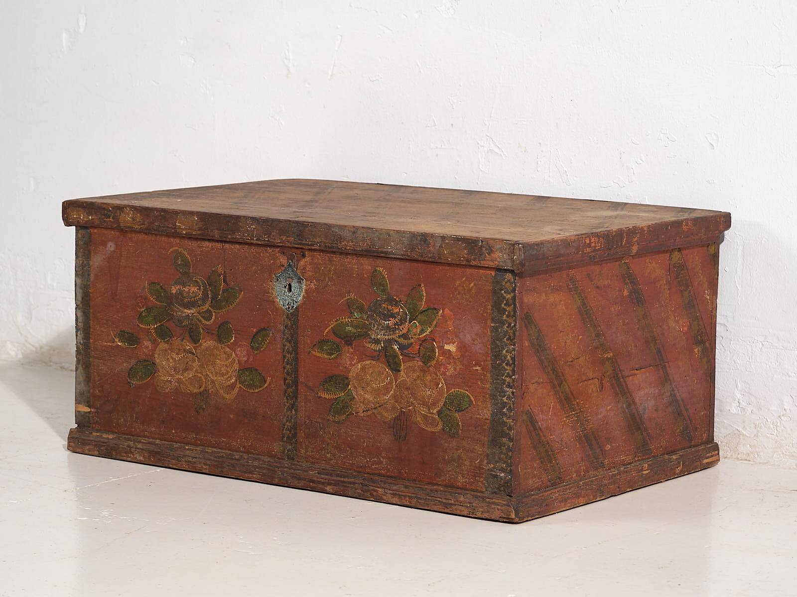 Small antique chest with floral motifs (c.1920)