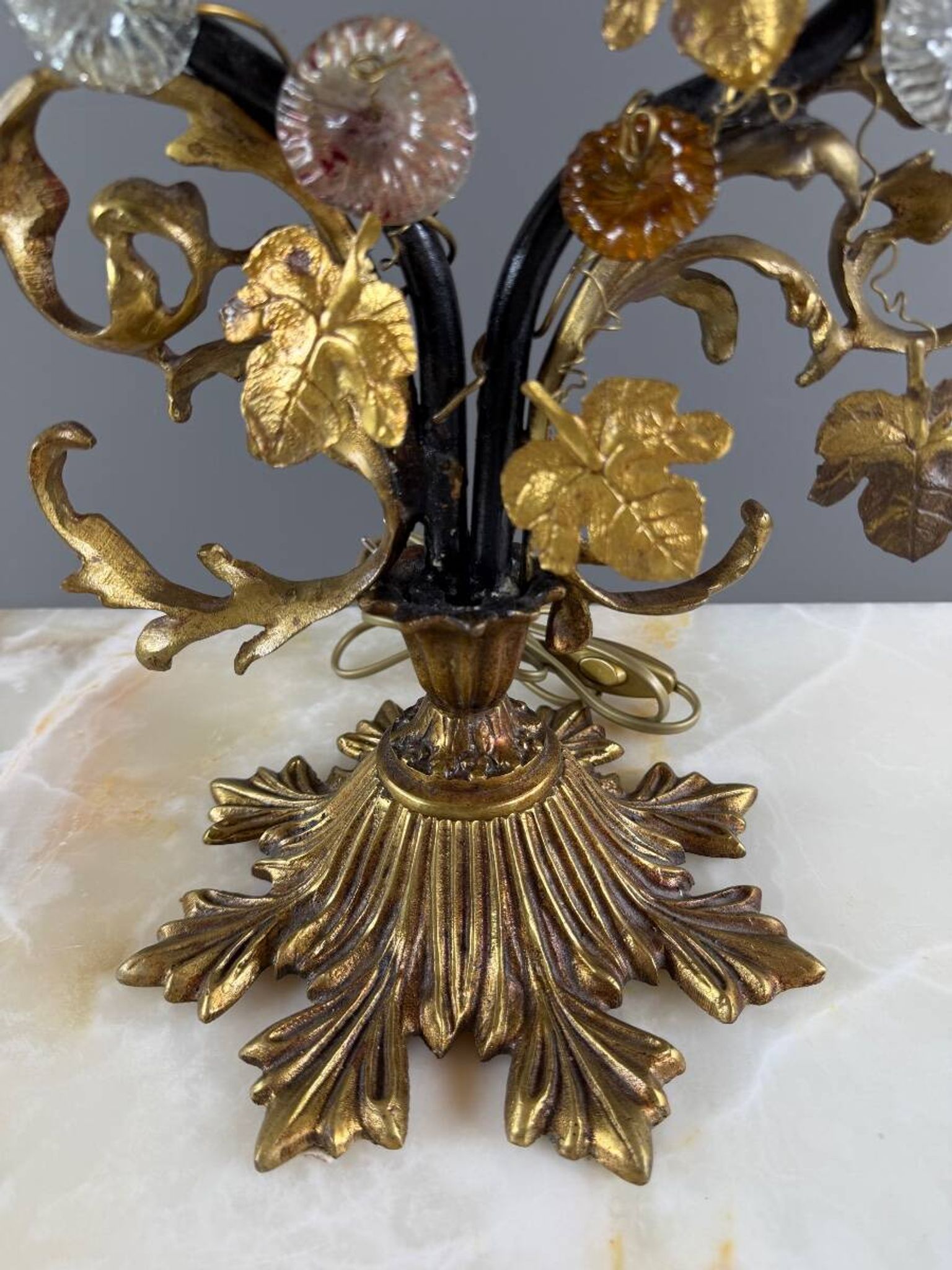 Lampe en bronze et verre polychrome, XXe Siècle