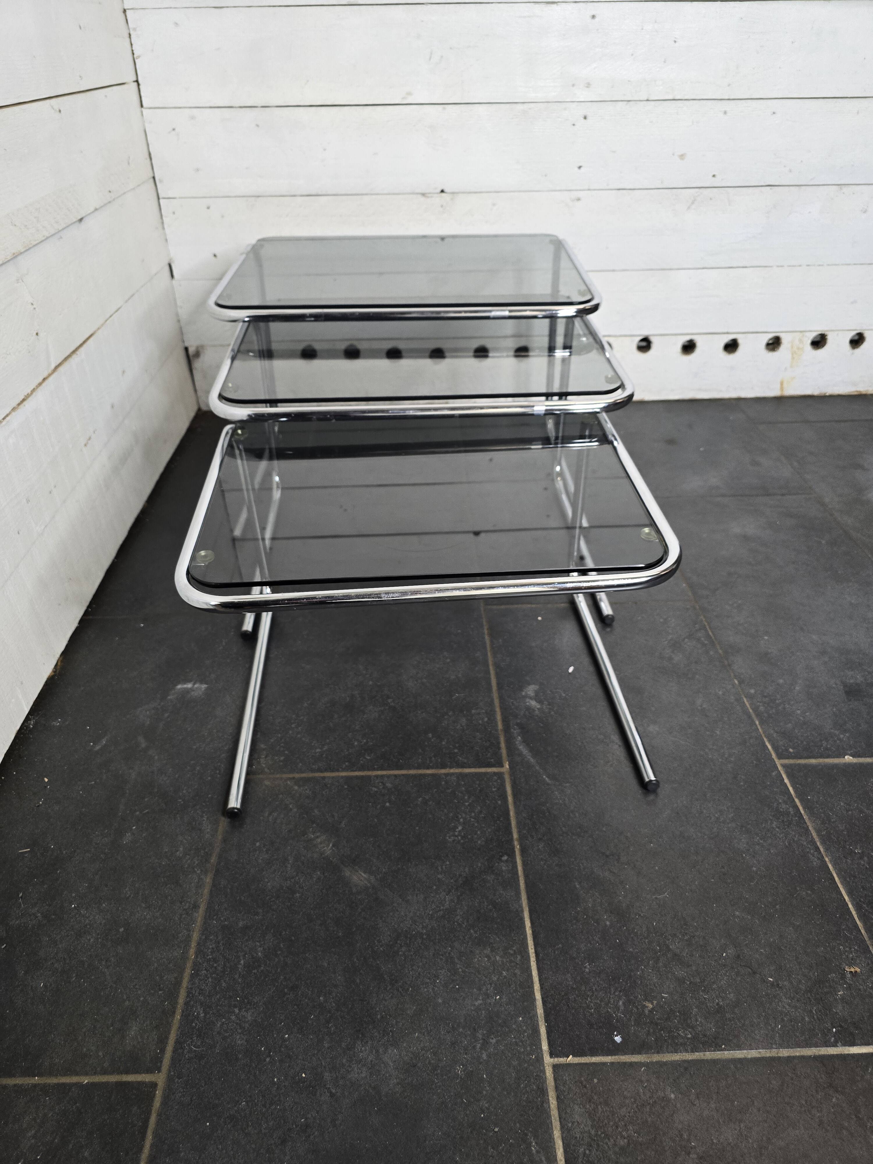 Table gigogne en métal chromé dessus verre fumé des années 70