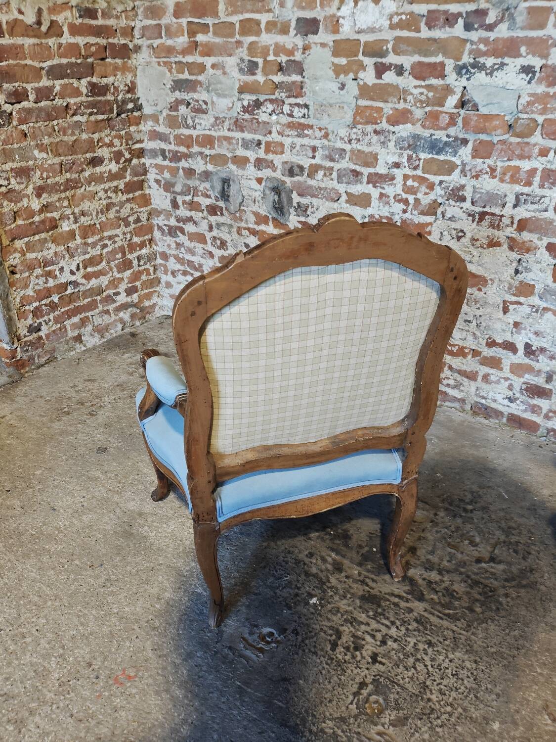 Louis XV style armchair in carved wood – blue fabric