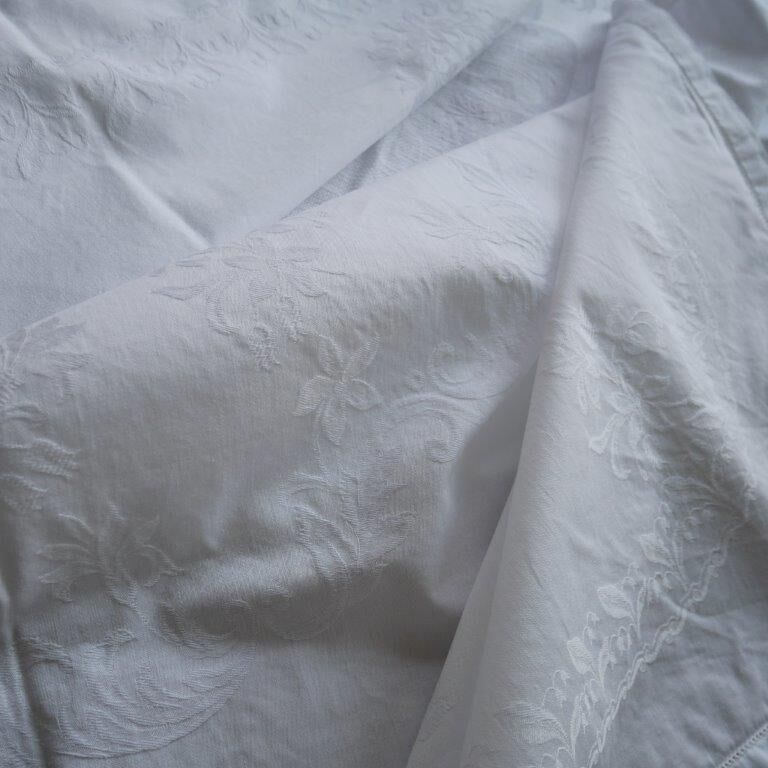 White cotton damask tablecloth with 6 towels