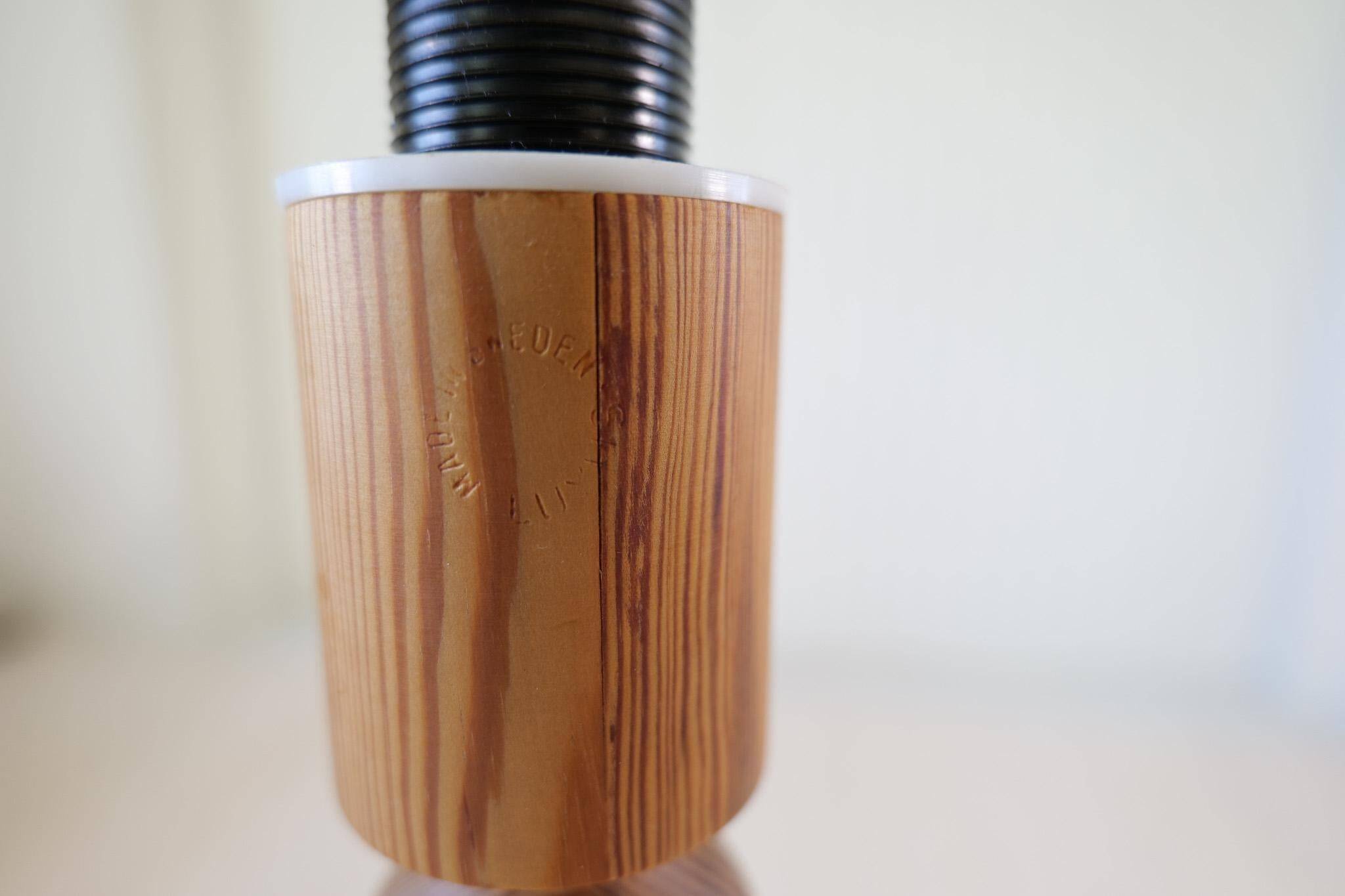 Modern sculptural Scandinavian floor lamp in pine by Uno Kristiansson, Sweden, 1970s.