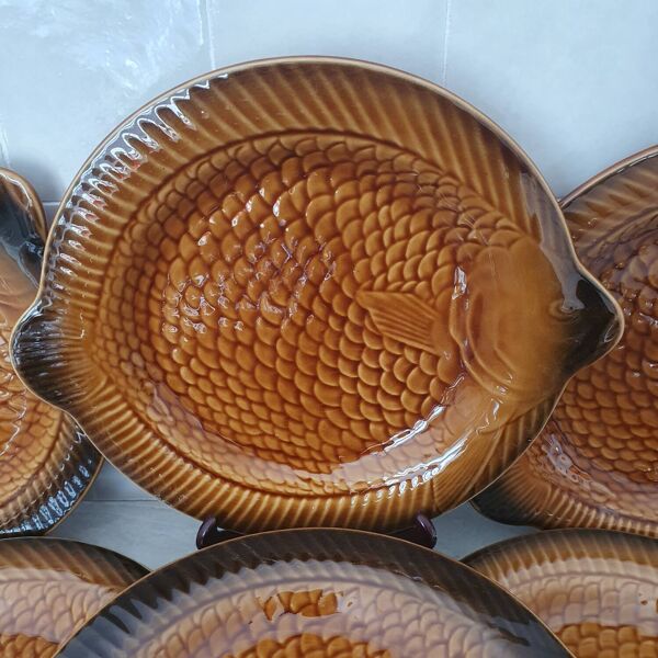 Sarreguemines / 11 assiettes en faïence forme poisson