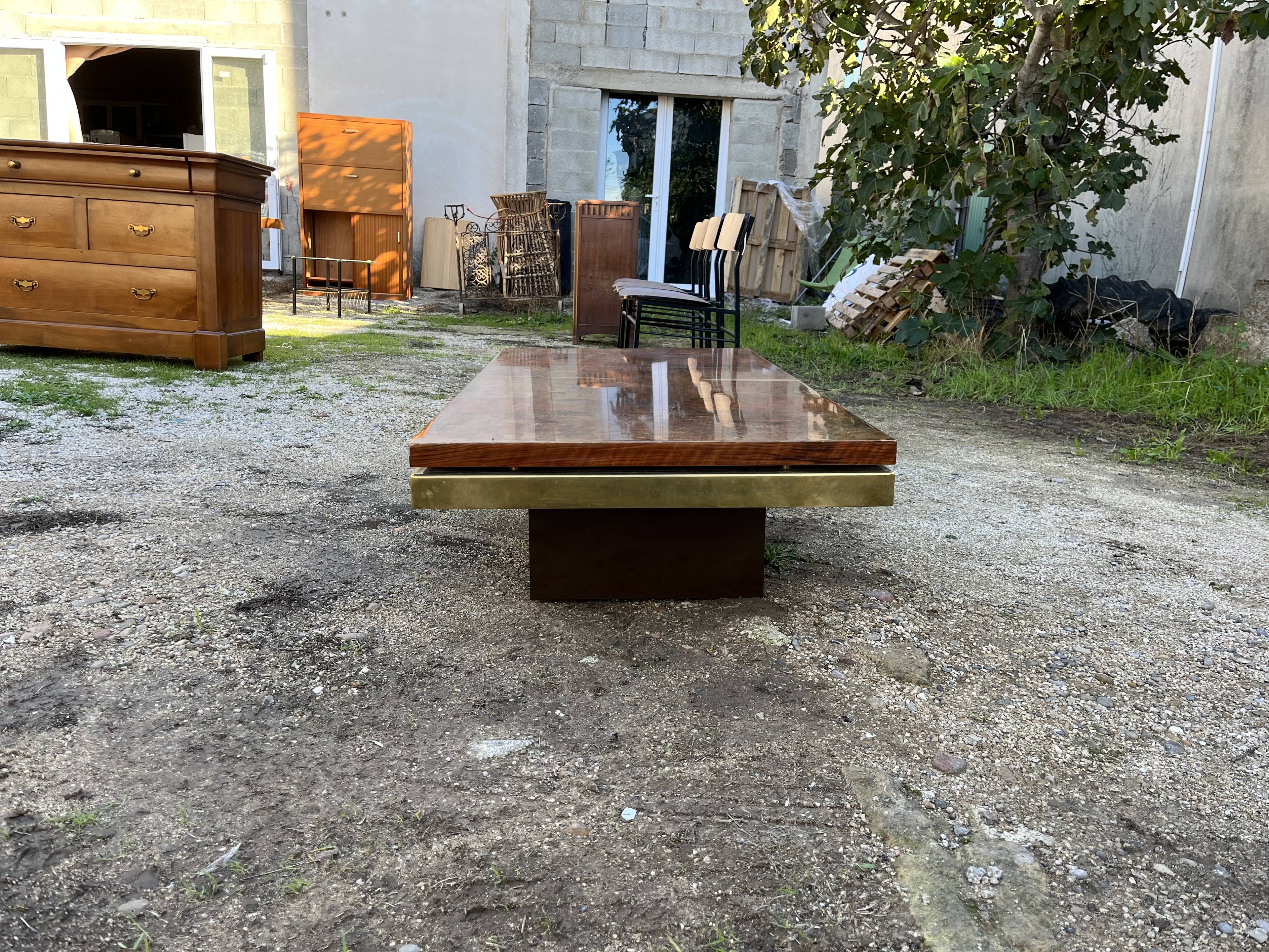 Design coffee table in walnut and brass 70 years