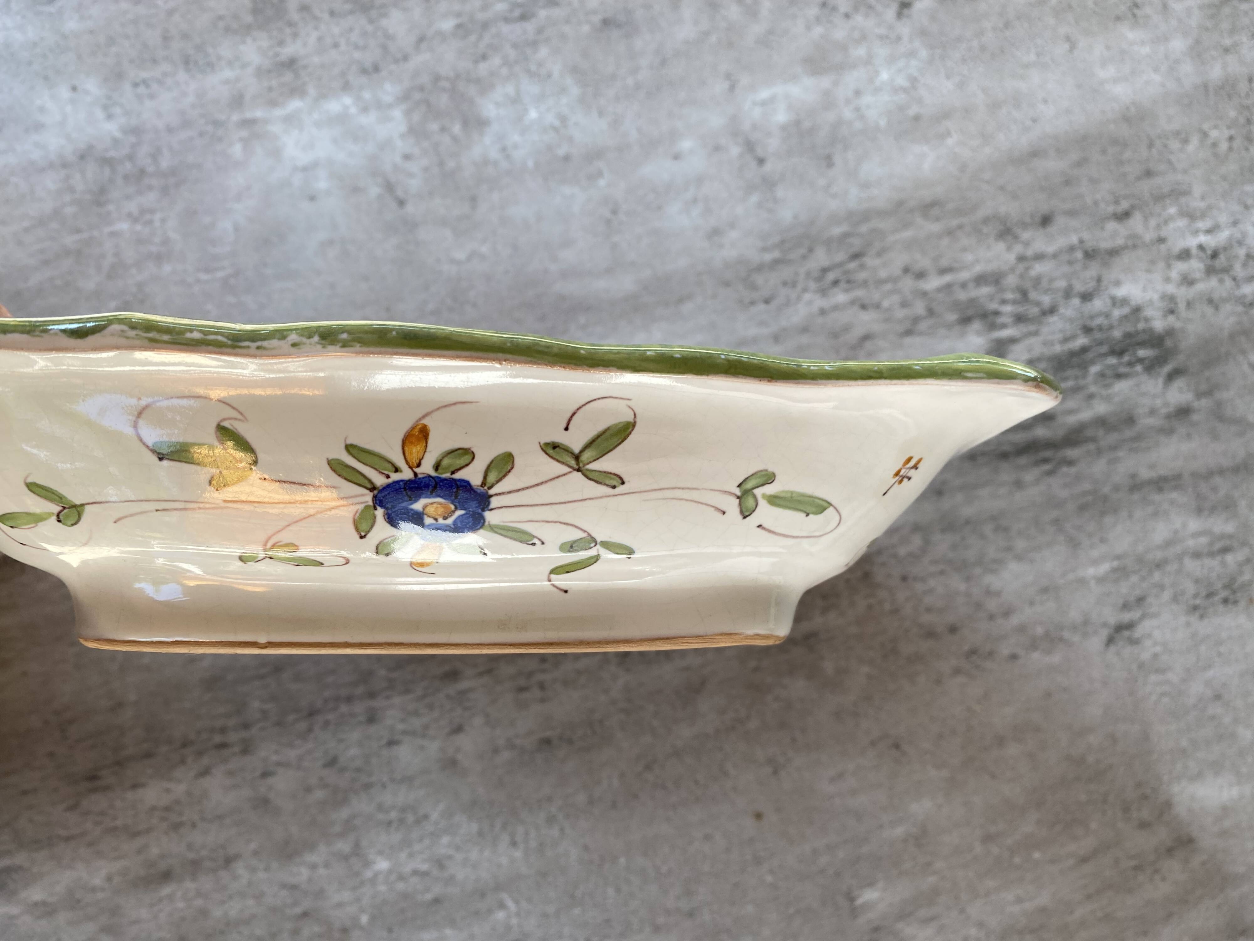 Petit plat décoratif carré et creux en porcelaine de Moustiers