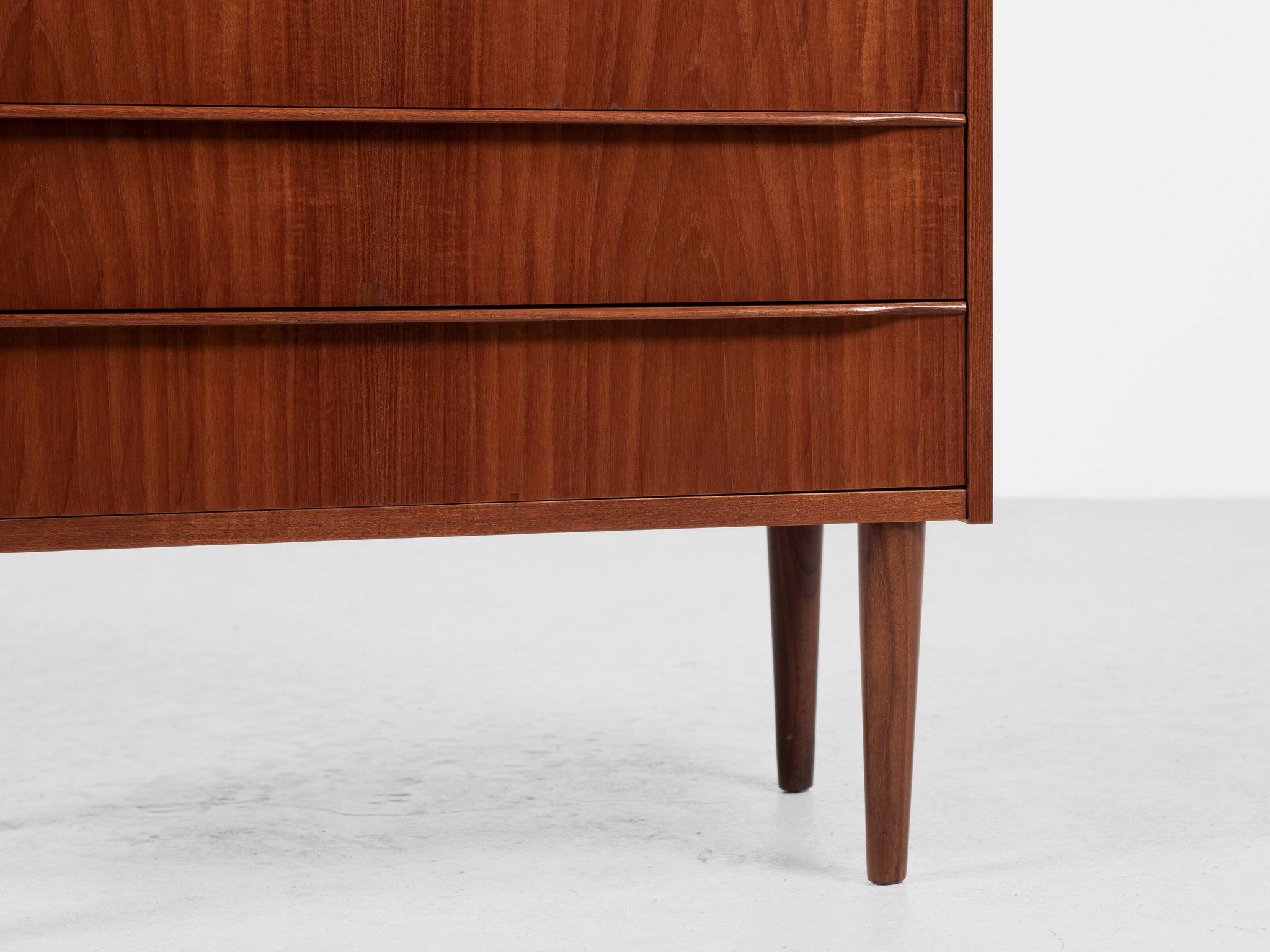 Midcentury Danish chest of 5 drawers in teak 1960s - long drawer handles