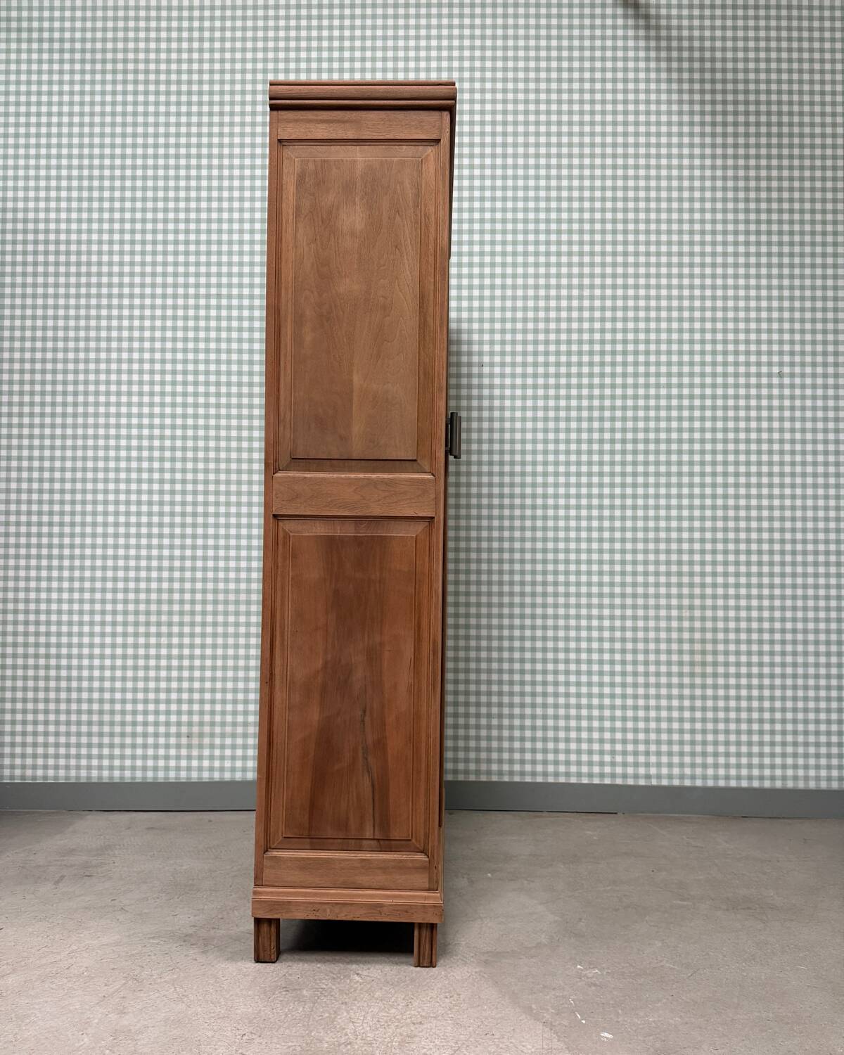 Large pharmacy display case (renovated)