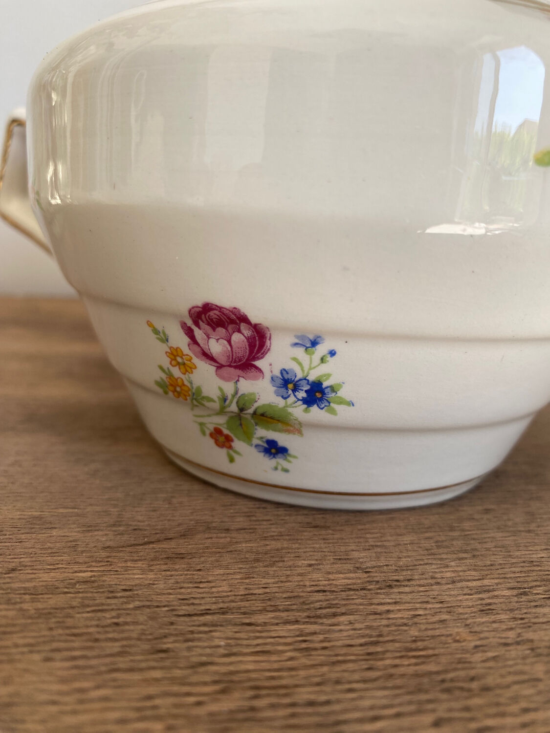 Porcelain coffee pot and sugar bowl